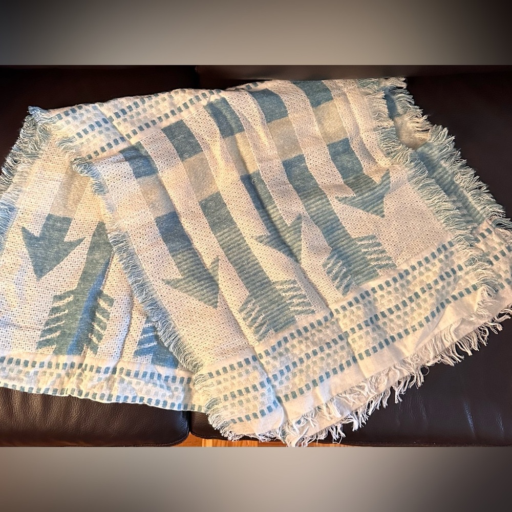 Mackage women’s arrow scarf blue/white